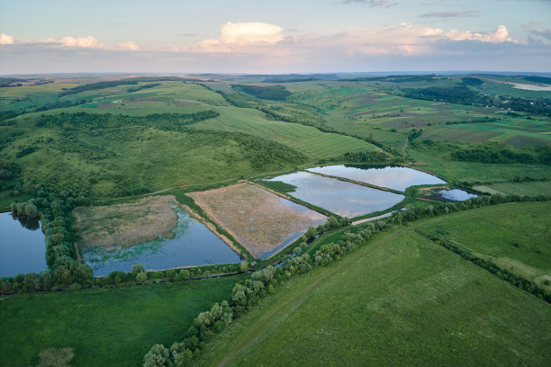 水产养殖区蓝水钓鱼塘鸟瞰图图片下载