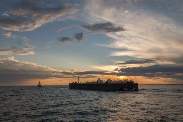 驳船在日落时分图片下载