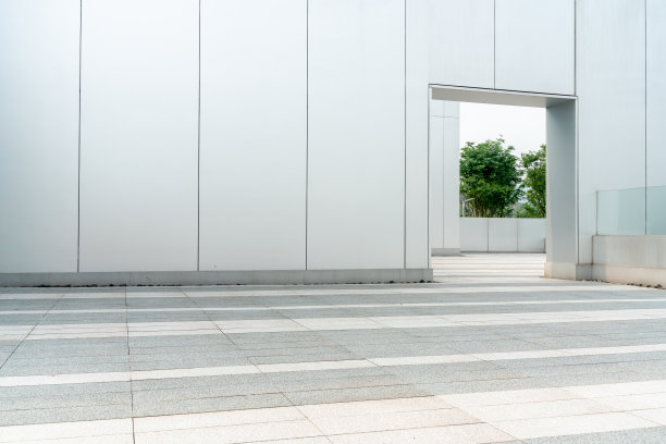 现代建筑外观前空荡荡的一楼。图片下载
