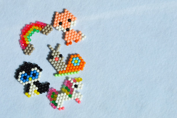 儿童的工艺品。手工制作的工作。小玩具。设计背景。图片下载