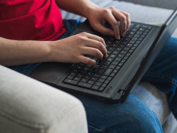 一个拿着笔记本电脑的白人男子。在家办公概念图片下载