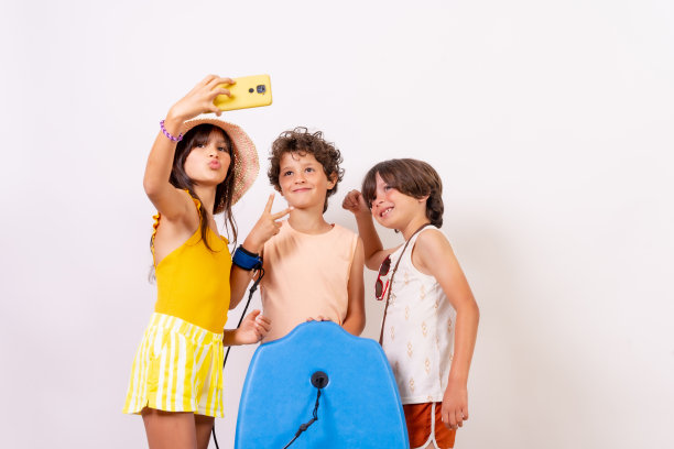 孩子们在白色背景下玩暑假，自拍图片下载