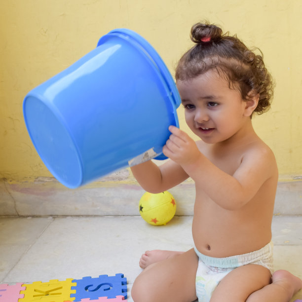 可爱的小男孩Shivaay夏天在家里的阳台上，可爱的小男孩在白天拍摄照片，小男孩在家里享受拍摄图片下载