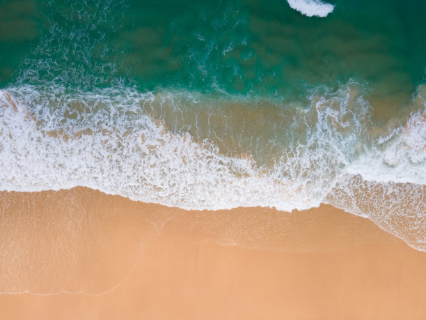 无人机鸟瞰图。俯瞰沙滩上的沙滩和海水纹理。图片下载