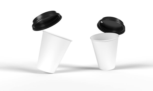 空白的白色一次性纸杯，黑色塑料盖子，孤立在白色背景。图片下载