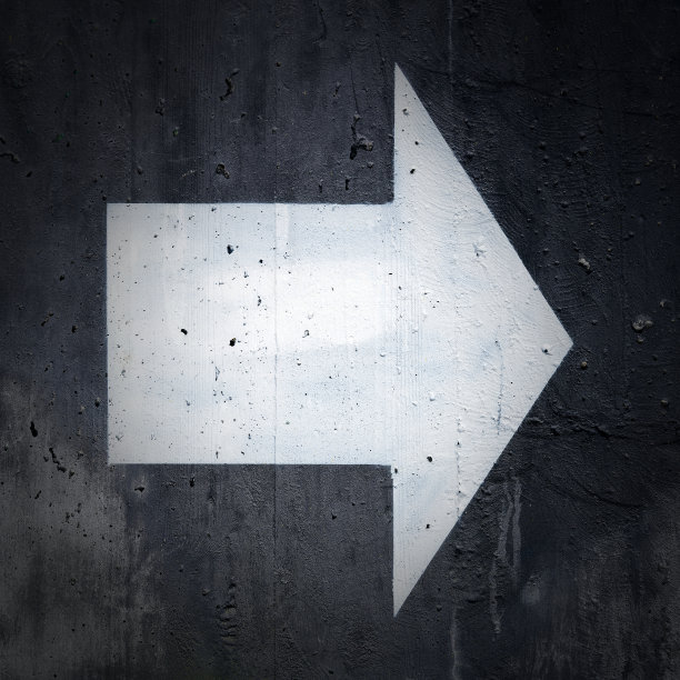 房屋墙上指向右边的方向箭头图片下载