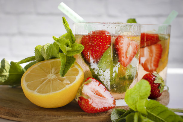 柠檬水，配上草莓，薄荷，柠檬图片下载