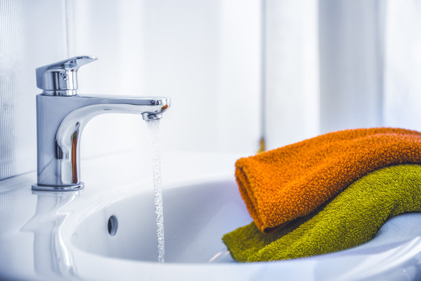 用肥皂在水龙头下用水洗手。卫生的概念。用水槽清洗水龙头。图片下载