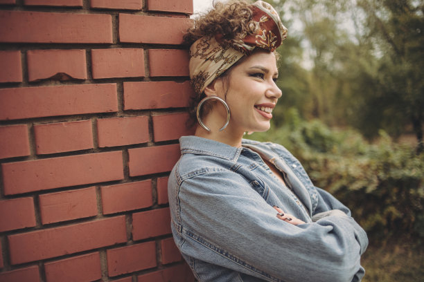 一个现代年轻女性的肖像，谁有自己的梦幻风格的服装图片下载