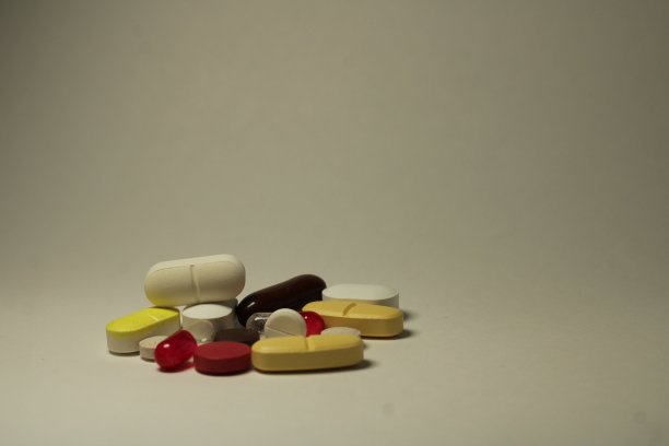 用于治疗用药、医药制剂、治疗保健容器的药品处方。药房主题，胶囊，药丸图片下载