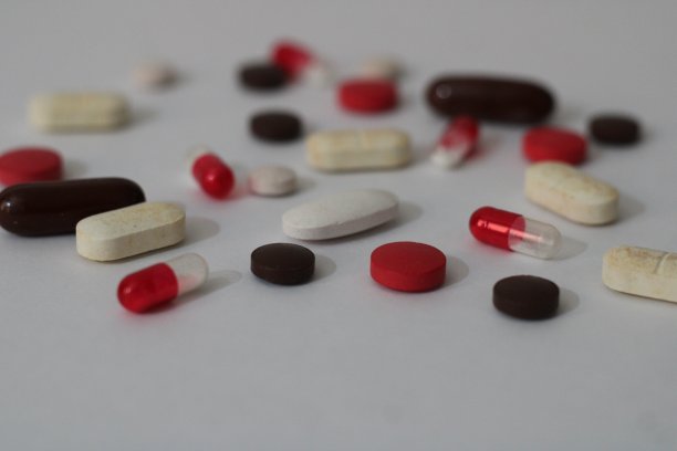 用于治疗用药、医药制剂、治疗保健容器的药品处方。药房主题，胶囊，药丸图片下载