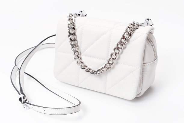 潮流皮包铁带孤立在白色背景特写。图片下载