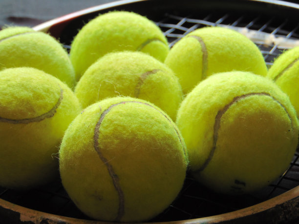 球拍上的网球，网球运动背景图片下载