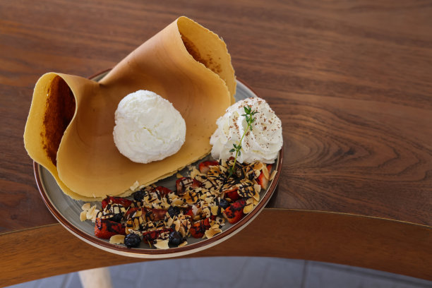 草莓可丽饼配冰淇淋图片下载