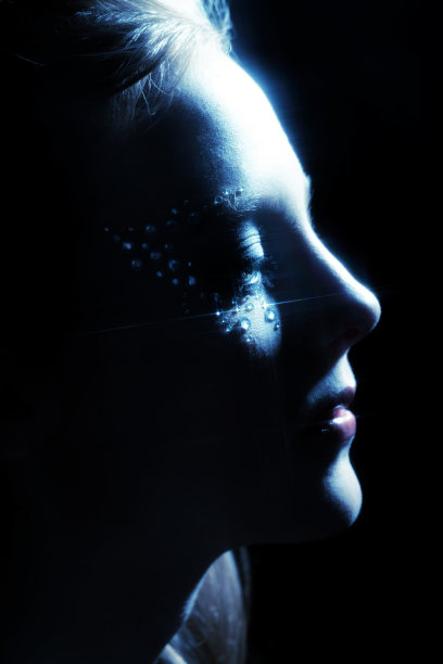 美丽的女人肖像与粘在她的脸上的珠宝图片下载