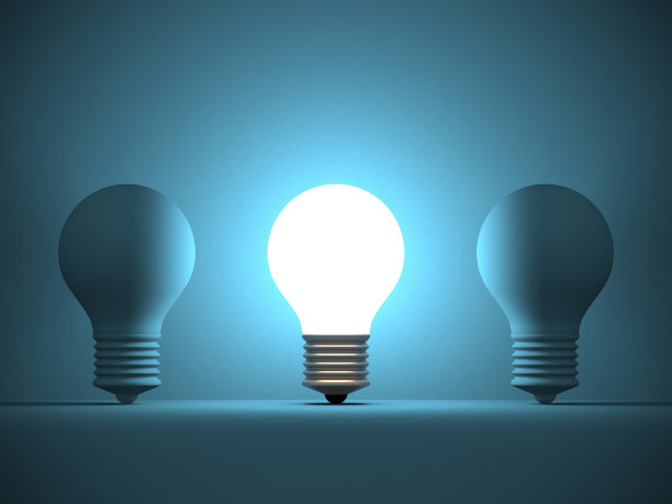 发光的灯泡从人群中脱颖而出图片下载