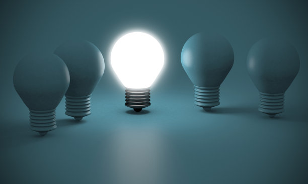 发光的灯泡从人群中脱颖而出图片下载