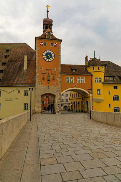 多瑙河上通往雷根斯堡市中心的石桥图片下载