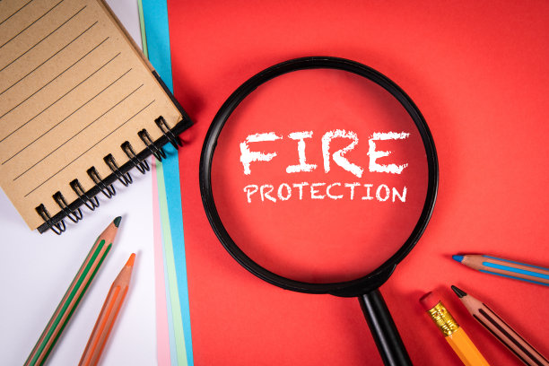 防火。放大镜，笔记本和文具在白色和红色的背景图片下载