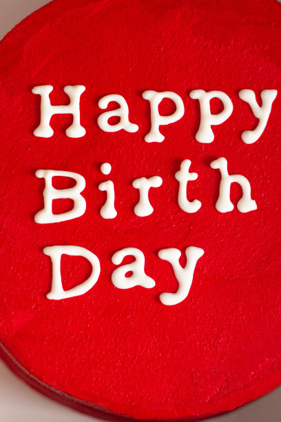 生日快乐蛋糕铭文。喜庆的红色蛋糕上有生日祝福的特写图片下载