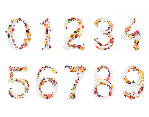 数字由牛奶溅上水果和浆果，孤立在一个白色的背景图片下载