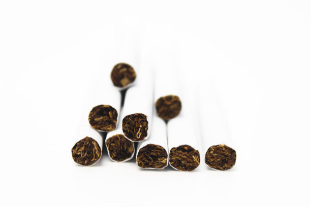 白色背景上孤立的香烟图片下载