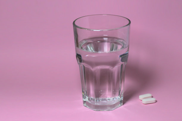 白色药或药用一杯水图片下载