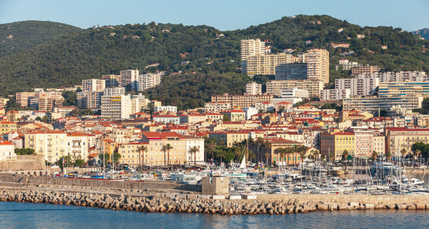 阿雅克肖港口的沿海全景景观图片下载