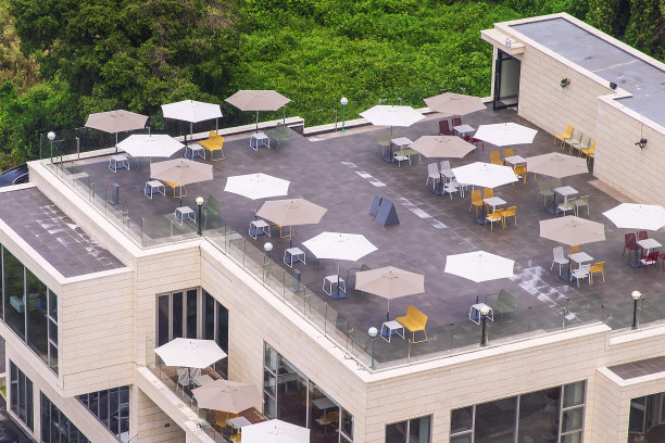 高空俯瞰户外座椅，有桌子、椅子和雨伞。图片下载