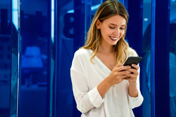 幸福美丽微笑的肖像商业妇女使用手机。技术人员的概念图片下载