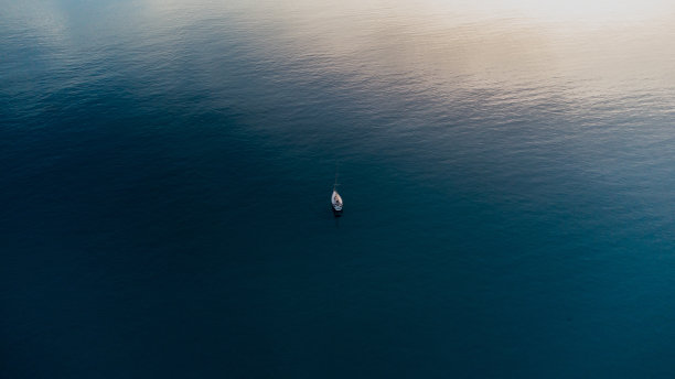 船在海上。无人机航空摄影。图片下载
