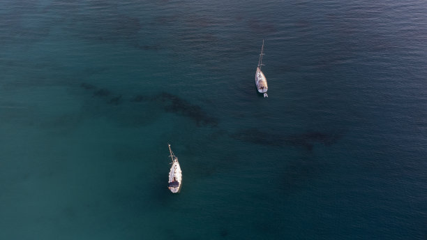 船在海上。无人机航空摄影。图片下载