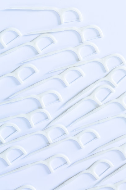 牙齿剔牙器，舌头清洁器，牙线剔牙和牙刷在白色背景，俯视图图片下载