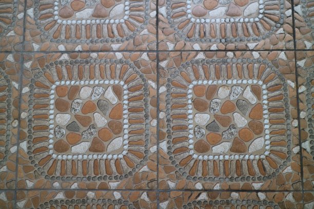 房子前面的橙色浮雕地板的纹理图片下载