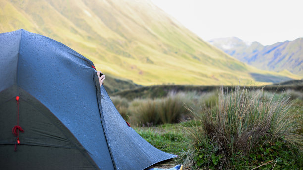 一个人从帐篷里拍下了山中的山谷图片下载