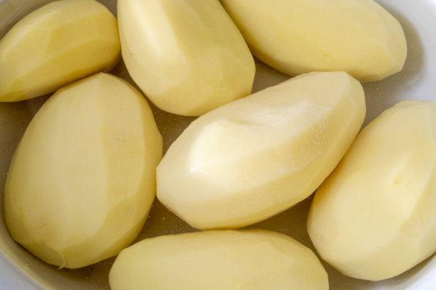 把生土豆放在碗里削皮图片下载