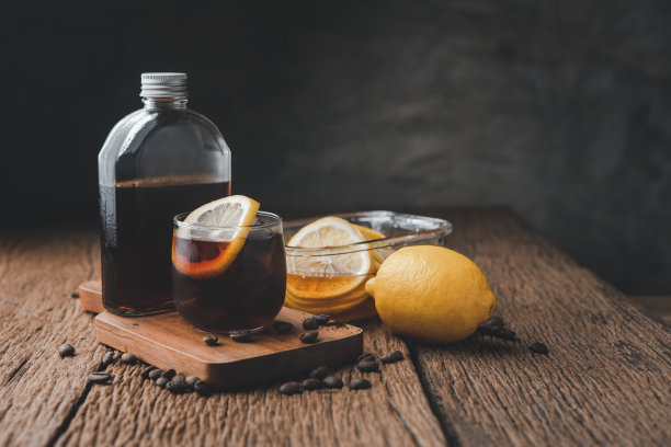 冷冲咖啡。木桌上放着柠檬香料冷萃咖啡图片下载