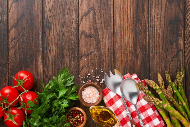 欧芹，欧芹，番茄，大蒜，橄榄油，胡椒，盐和沙拉叉子和勺子在木制烹饪背景。食物烹饪的背景。烹饪食物背景的配料。模拟。前视图。图片下载