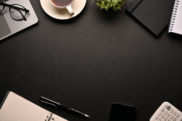 黑色背景上的办公配件包围的拷贝空间的工作空间背景。图片下载