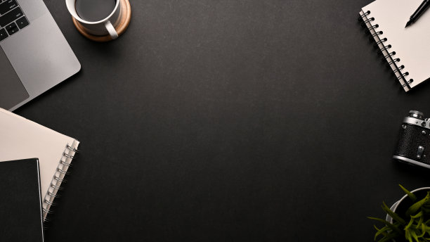 现代黑色黑色的工作空间背景，四周是办公设备。图片下载