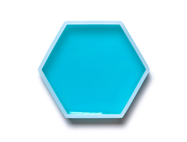 白底六角形分子容器中的洗发液。图片下载