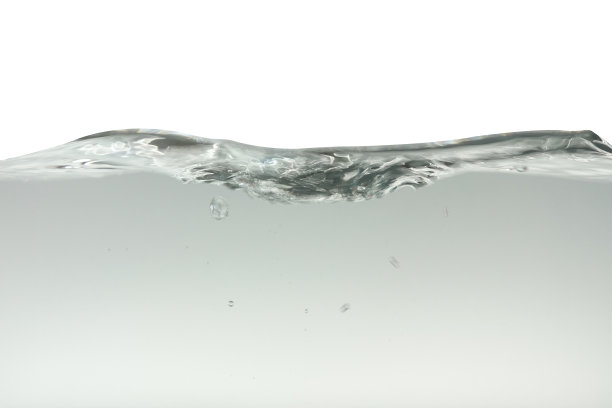 水波和飞溅与气泡的空气隔离在白色背景图片下载