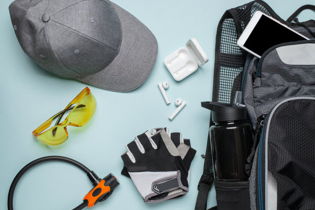 自行车配件。眼镜，手套，锁，水瓶，包，电话和耳机。前视图。平躺图片下载