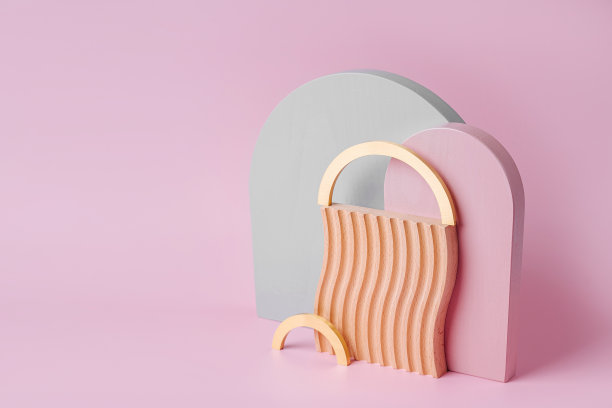 灰色，粉红色，金色的拱门和木制板与波浪在粉红色的背景。时尚的背景与各种材料和几何形状图片下载