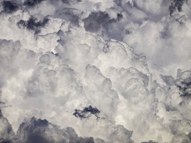 亚热带午后云雾滚滚图片下载