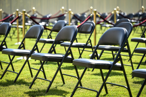 仪式开始前，绿草皮上的一排排黑椅子图片下载