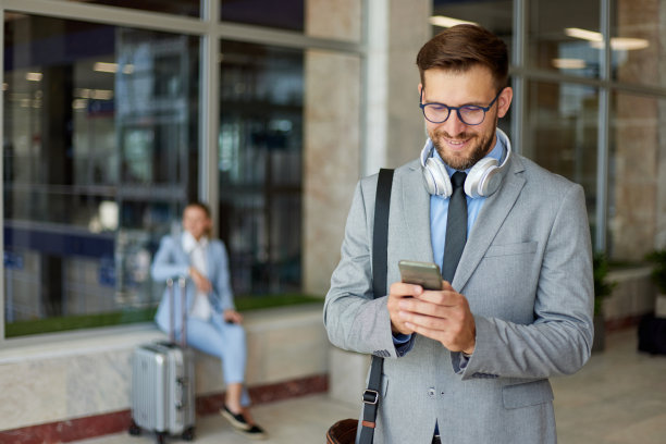 商人在火车站用手机图片下载