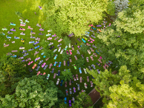 人们在城市公园做瑜伽的俯瞰图图片下载