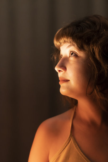 一个年轻女子的夜间肖像图片下载