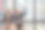 商务女性手持奖杯在会议室展示胜利，庆祝成功幸福的团队理念图片下载
